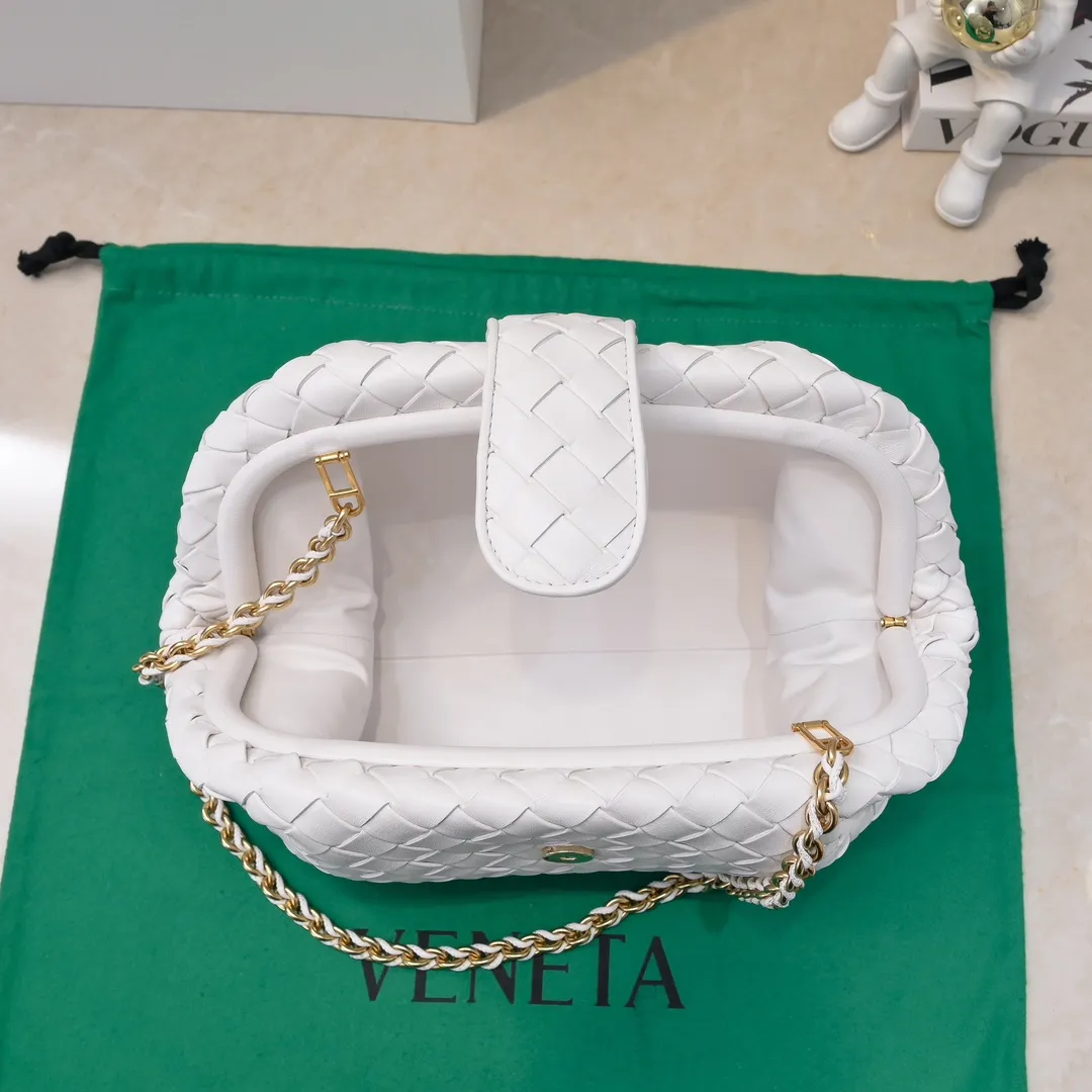 Batch 2260 Bitters Venetia 2024 summer series brings Lauren 1980 handbags back to the public eye. The design of the bag is inspired by ancient Roman architecture. It uses the brand's iconic Intrecciato lambskin woven bag body with a hard frame. No logo can be seen on the whole bag. It is equipped with a leather woven metal chain. When using it as a clutch, just put the chain directly in the bag ~ showing an elegant and timeless style. Decades later, when Lauren Hutton once again walked on the Bottega Venetia spring and summer show with this bag, the charm of the year still remains intact despite the passage of time. Size: 31.5*16.5*11 Style No.: 5807